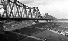 'Lạ mắt' với những bức ảnh quý hiếm về cầu Long Biên xưa