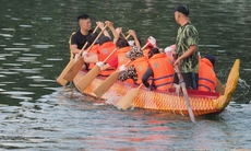Hơn 500 người bơi chải thuyền rồng ở Hồ Tây