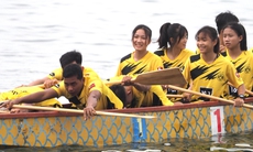 Bất chấp mưa lạnh, người Hà Nội rủ nhau đi xem Giải Bơi chải thuyền rồng trên Hồ Tây