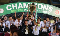 Bầu Hiển cùng Hà Nội FC nâng cao cúp vô địch thứ 6 lịch sử