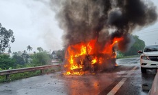 Đang lưu thông trên cao tốc Pháp Vân - Cầu Giẽ, xe khách bất ngờ bốc cháy dữ dội