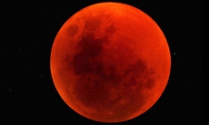 Hôm nay có nguyệt thực toàn phần, mặt trăng chuyển màu đỏ như máu