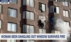 Thót tim giải cứu người phụ nữ suýt rơi từ tầng 20 do cháy chung cư