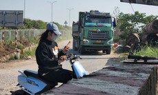 Xe cơi thùng, ‘có ngọn’ đi ngược chiều, uy hiếp an toàn của học sinh Hà Nội