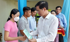 Phó Tổng Giám đốc Đào Việt Ánh trao tặng sổ BHXH, thẻ BHYT cho người dân khó khăn ở Trà Vinh, Sóc Trăng

