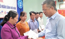 Trao gần 330 sổ BHXH tự nguyện, thẻ BHYT cho người có hoàn cảnh khó khăn ở TP HCM