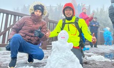 Tuyết tiếp tục rơi dày trên đỉnh Fansipan, hút du khách đến check-in
