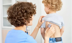 Cần lưu ý gì khi điều trị viêm phổi cho trẻ?