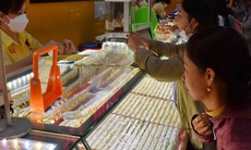 Giá vàng hôm nay 6/12: Đột ngột "bốc hơi" dữ dội, người mua hụt hẫng