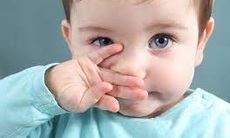 Trẻ sơ sinh bị sổ mũi, ngạt mũi cần xử trí đúng khi thời tiết lạnh
