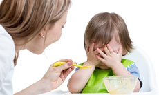 Đừng mắc phải những sai lầm này nếu muốn trị chứng biếng ăn ở trẻ 