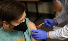 Anh tiêm vaccine ngừa COVID-19 liều thấp cho trẻ từ 5-11 tuổi