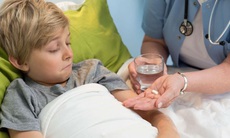 Dùng thuốc hạ sốt cho trẻ sau tiêm vaccine COVID-19