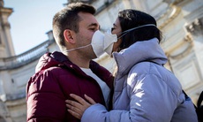 Không hôn và quan hệ tình dục an toàn có ngừa được 
nguy cơ lây nhiễm SARS-CoV-2?