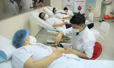 Hàng trăm y, bác sĩ tham gia hiến máu đầu năm mới
