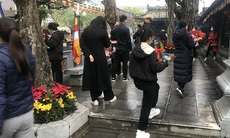 Mặc mưa, rét nhiều người Hà Nội vẫn đến chùa hành lễ đầu năm