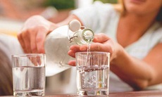 Uống nước sai cách gây hại cho cơ thể thế nào?