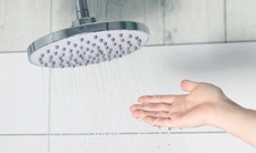 Giữa làn sóng Omicron, có nên tắm hàng ngày hay không?