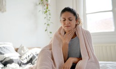 Đau rát họng nghi do mắc COVID-19 cần phải làm gì?