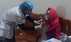 Tiêm vaccine COVID ở vùng sâu, vùng xa: Người dân đến tiêm mừng rơi nước mắt