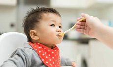Trẻ mắc COVID-19, cha mẹ nên cho trẻ ăn uống thế nào để nhanh khỏi?