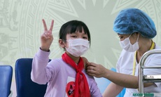 Khóc, cười cùng học sinh tiểu học đi tiêm vaccine COVID-19