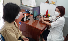 Cô gái 27 tuổi mất hàng trăm triệu đồng để truyền thuốc  vì nhiễm độc thuốc nam