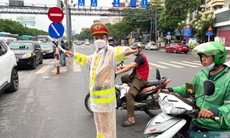 Cảnh sát giao thông phân luồng trong mưa 'đưa' người dân rời Thủ đô dịp nghỉ lễ dài ngày