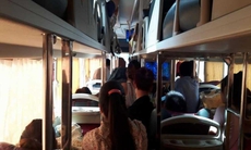 Tắc đường từ đêm tới sáng sớm, hành khách vạ vật trên xe gần 6 tiếng rời Hà Nội
