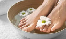 Tạm biệt đôi chân nứt nẻ nhờ... nước trà xanh