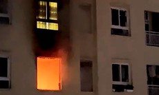 Căn hộ chung cư bốc cháy dữ dội, nghi do tự đốt