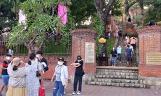 Hết dần mưa gió dịp nghỉ lễ, đông người đổ về Khánh Hòa