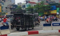 Xe tự chế chở hàng cồng kềnh vẫn nghênh ngang trên đường phố Hà Nội