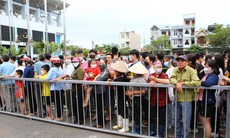 Người hâm mộ xếp hàng từ 5h sáng để nhận vé miễn phí xem tuyển nữ Việt Nam thi đấu