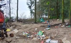 Ngán ngẩm cảnh du khách xả rác bừa bãi trên bãi biển cực đẹp ở Ninh Bình