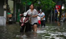 Lội nước ngập, nước lũ, cần lưu ý những điều sau để phòng bệnh ngoài da 