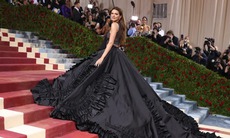 Met Gala 2022: Kendall Jenner hở bạo, sao giải trí khoe thời trang phá cách
