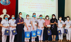 Thăm, tặng quà nhân viên y tế có hoàn cảnh khó khăn mắc bệnh nghề nghiệp