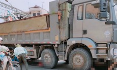3 mẹ con tử vong thương tâm sau va chạm với xe tải ‘hổ vồ’