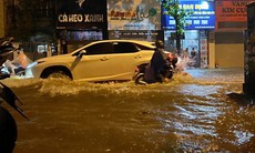 Hà Nội bất ngờ mưa như trút nước khiến nhiều tuyến phố ngập lúc nửa đêm