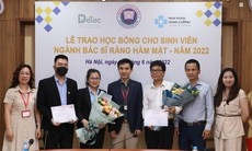 Trao học bổng cho sinh viên ngành Bác sĩ Răng Hàm Mặt 2022