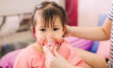 Vì sao cần tái khám khi điều trị viêm phổi ở trẻ em?