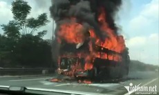 Xe khách giường nằm bốc cháy dữ dội trên Đại lộ Thăng Long