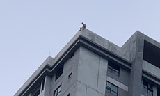 Người đàn ông nằm vắt vẻo trên nóc chung cư 40 tầng, định tự tử