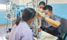 Đứng xem cắt cỏ, người phụ nữ 45 tuổi bị đá bắn vào mắt vỡ thủy tinh thể