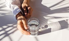 Uống đủ nước giúp ngăn ngừa triệu chứng viêm khớp dạng thấp
