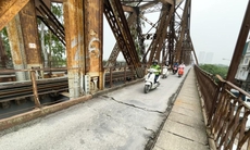 Cầu Long Biên bị thủng: Đừng chờ hỏng mới sửa!