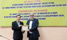 Trao Kỷ niệm chương “Vì Sức khỏe nhân dân” cho Tùy viên Y tế và Phát triển Xã hội, Đại sứ quán Cộng hoà Pháp tại Việt Nam