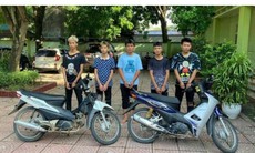Tạm giữ nhóm thiếu niên kề dao, cướp tiền người phụ nữ đi đường ở Hà Nội