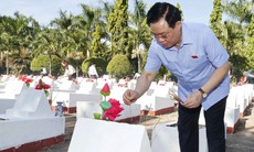 Chủ tịch Quốc hội dâng hương tưởng niệm các Anh hùng liệt sĩ tại Quảng Ngãi